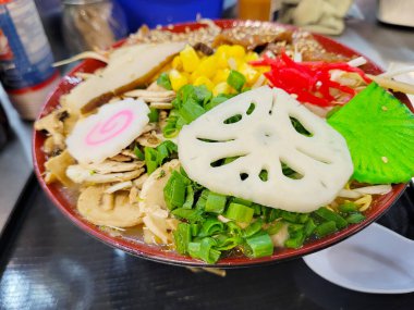 Savory Senfoni: Japon Ramen 'inin Enfes İçindekilerle Yakın Çekimi, Restoran