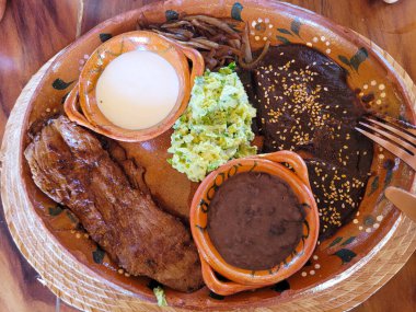 Otantik Meksika Tampiquena bifteği. Köstebek, fasulye ve guacamole ile servis edilir.