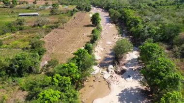 Sabana Nehri 'nin güzelliğini Piedra Iman kasabası yakınlarındaki sakin manzaraları gösteren yatay bir dron görüntüsünden yaşayın.