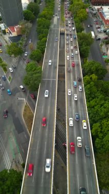 Guadalajara 'nın Matute Remus Köprüsü' ndeki hareketli trafiğe bakan merkezi bir perspektiften dikey İHA görüntüleri