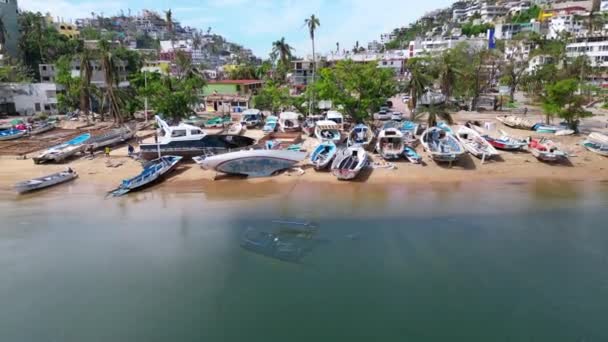 Imágenes Aéreas Alejándose Lentamente Playa Manzanillo Acapulco Revelando Las Secuelas — Vídeos de Stock