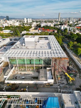 Dikey hava perspektifi Guadalajara 'daki Avenida Manuel Acuna boyunca canlı sokak yaşamını ve mimarisini vurguluyor.