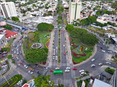 Guadalajara 'daki Glorieta de los Caballos' un üzerinde benzersiz bir hava perspektifi yakaladı.