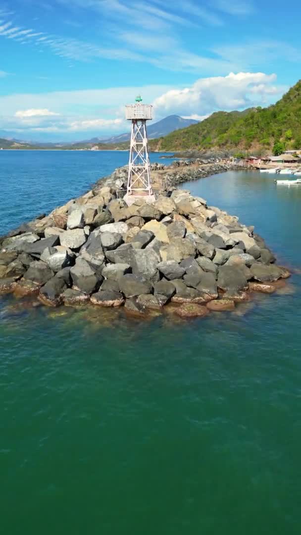 Vertikale Luftaufnahme Des Eigenständigen Leuchtturms Der Küste Von Puerto Vicente — Stockvideo