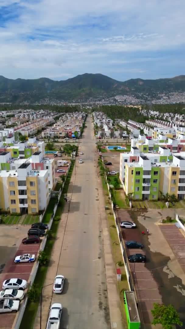 Imágenes Drones Verticales Capturando Vida Dinámica Largo Avenida Principal Barrio — Vídeo de stock
