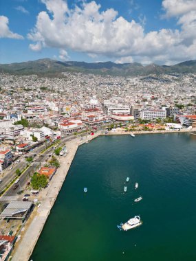 Dikey hava görüntüsü Acapulco 'nun sakin denize bitişik şehir merkezindeki hareketli caddeleri vurguluyor