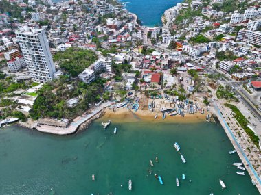 Acapulco 'nun Manzanillo Sahili' nin geniş insansız hava aracı görüntüleri temiz sularını ve kentsel manzarasını gösteriyor.