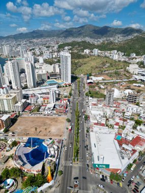 Dikey hava görüntüsü Acapulco 'nun canlı caddelerini ve sahillerini yakalıyor, eşsiz şehir cazibesini vurguluyor.