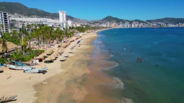 Acapulco 'daki güzel Tamarindos Sahili boyunca yaklaşan pürüzsüz insansız hava aracı görüntüleri, suları ve kumlu sahilleri gösteriyor.