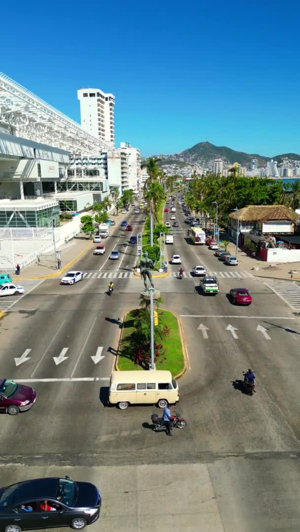 高调的垂直无人机画面展现了Acapulcos海滨大道的繁忙交通 — 图库视频影像