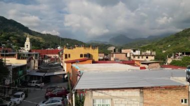 Bir İHA, Guerrero 'nun Tierra Colorada kasabasındaki canlı Santa Cruz mahallesine yükseliyor.
