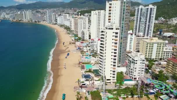 Légi Felvételek Ereszkednek Vízi Parkon Kívüli Élénk Területre Acapulco Gyönyörű — Stock videók