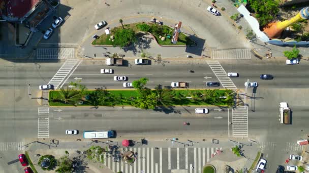 在Acapulco展示繁忙的Avenida Costera的无人机画面 捕捉了动态的街头生活 — 图库视频影像