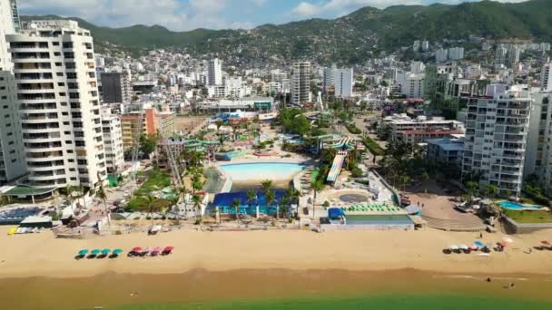 Nagranie Lotu Drona Oceanu Tętniącego Życiem Parku Wodnego Wybrzeżu Acapulco — Wideo stockowe