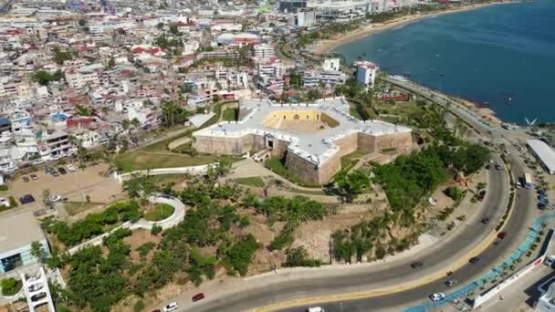 Запись Беспилотника Отступающего Исторического Форта Сан Диего Показывает Залив Акапулько — стоковое видео