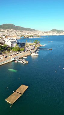 İnsansız hava aracı mavi sularda, Acapulco 'daki ünlü adamların ikonik Rotunda' sına doğru sorunsuzca ilerliyor.