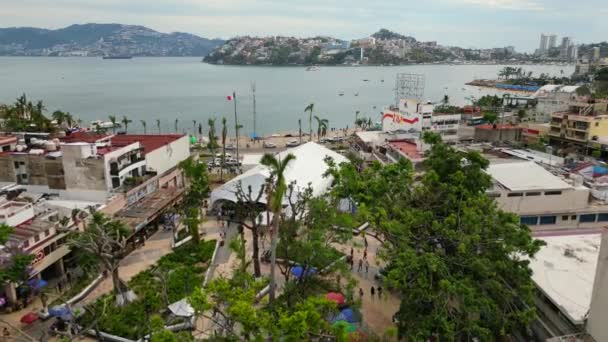 Nagranie Lotu Drona Wycofującego Się Zocalo Acapulco Rejestrującego Obszary Odporności — Wideo stockowe