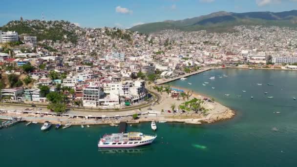 Légi Felvétel Közeledik Illusztris Emberek Halászok Rotundájáról Amint Acapulco Nyüzsgő — Stock videók