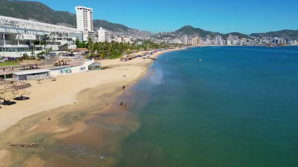 Geri Çekilen Hava Aracı Görüntüleri Tamarindos Sahili Nin Hareketli Acapulco — Stok video