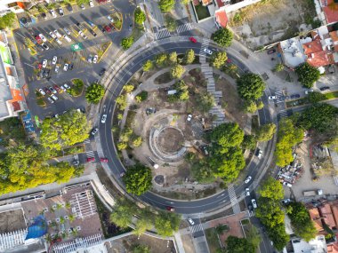 Yukarıdaki insansız hava aracı fotoğrafı yoğun trafiği ve Guadalajara 'nın göbeğindeki Glorieta Monraz' ın benzersiz tasarımını yakalıyor.