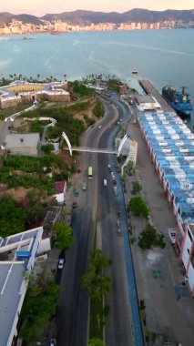 Acapulco Denizcilik Terminali yakınlarında Costeras Bulvarı 'nı görüntüleyen dinamik, dikey bir hızlandırılmış video.