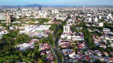 Canlı Avenida Manuel Acuna ve Guadalajaras Monraz 'daki kavşağın üzerinde uçan insansız hava aracı görüntüleri.
