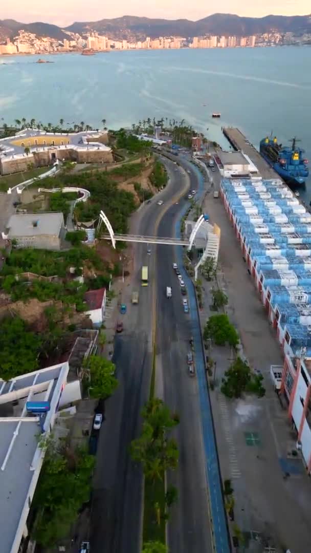 アカプルコ海上ターミナル近くの大通りコステラの雰囲気を捉えたダイナミックで垂直なハイパーラプスビデオ — ストック動画