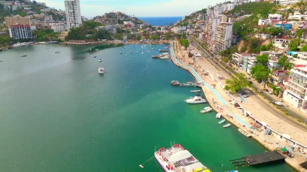 Luftaufnahme Einer Drohne Die Waagerecht Über Den Geschäftigen Fischersteg Acapulco — Stockvideo