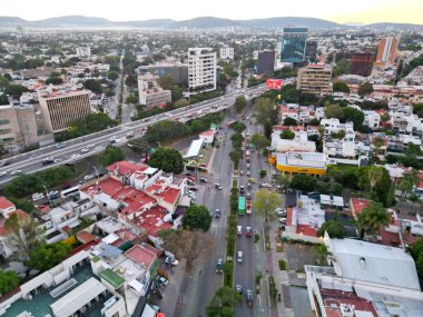 Sabahın erken saatlerinde Lazaro Cardenas ve Guadalupe Bulvarı 'nın kesişen kavşağının insansız hava aracı görüntüsü.