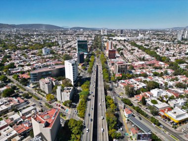 Guadalajaras Lazaro Cardenas Bulvarı boyunca yoğun bir öğleden sonra trafiği var.