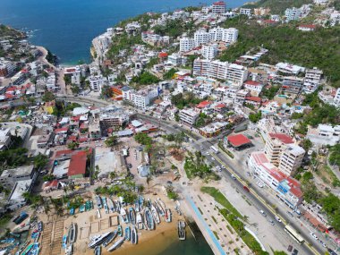 Acapulcos kıyı şeridi boyunca canlı Las Playas mahallesini gösteren İHA görüntüsü