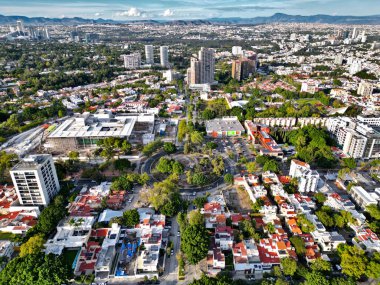 İnsansız hava aracının çektiği yatay görüntü Guadalajara 'daki Monraz Mahallesi' nin geniş ve mimari çeşitliliğini gösteriyor.