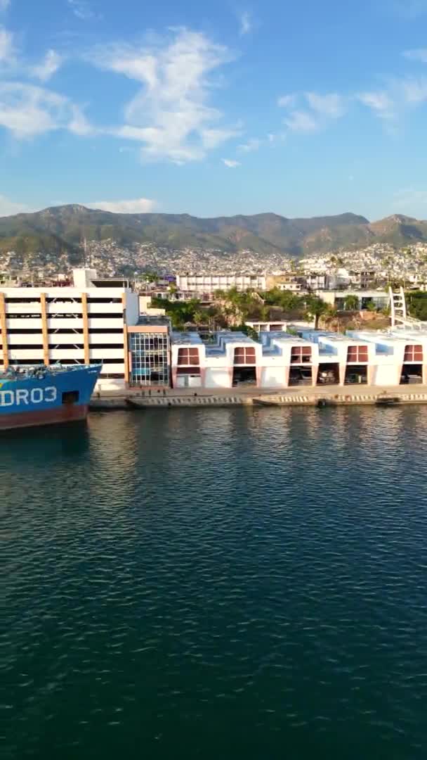 这段无人机视频提供了Acapulcos海运码头的横向垂直视角 将城市和海洋环境并排 — 图库视频影像