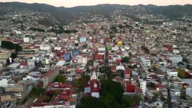İnsansız hava aracı Chilpancingo 'nun özünü farklı ve canlı mahallelerinde ilerleyerek yakalar.