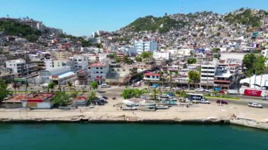 Hava görüntüleri, sakin Tlacopanocha Sahili 'nden Acapulco' nun hareketli Malecon 'una yanlamasına süpüren bir İHA tarafından çekildi.