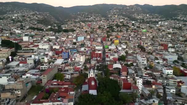 杜龙通过跨越其多样化而活跃的社区 抓住了Chilpancingo的本质 — 图库视频影像