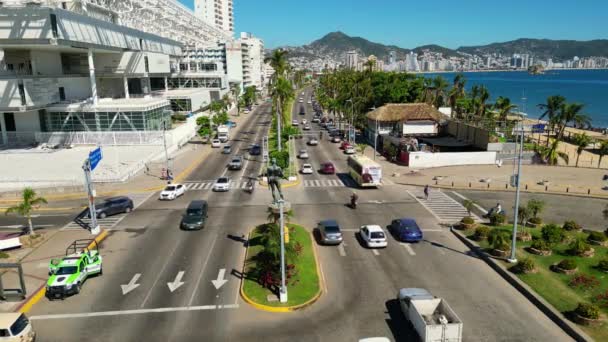Acapulco Daki Kalabalık Sahil Yolu Boyunca Akan Trafiğin Dinamik Akışını — Stok video