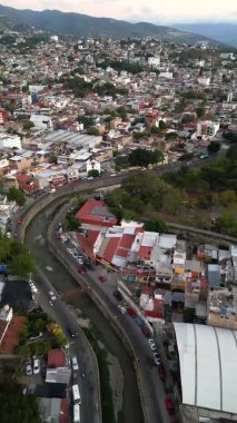 Dikey İHA videosu Chilpancingos kentsel manzarası içinde canlı bir bulvar boyunca pürüzsüz bir ilerleme gösteriyor.