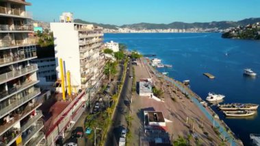 İnsansız hava aracı Acapulco 'nun hareketli sahil caddesinde ilerliyor, şehir ve deniz arasındaki dinamik etkileşimi yakalıyor.