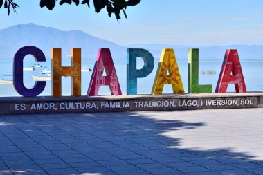 Chapala, Meksika - 10 Şubat 2024: Chapala 'nın sevgi, kültür ve gelenek olduğuna dair renkli bir işaret.