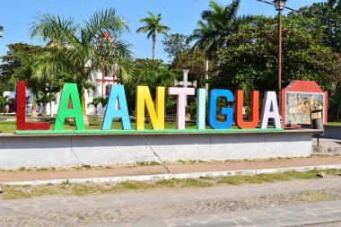 La antigua, Meksika - 7 Aralık 2022 La Antigua, Veracruz 'un merkez parkında LA ANTIGUA diye okunan canlı ve renkli tabela