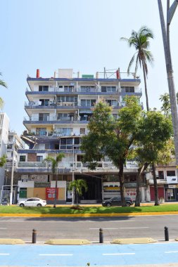 Acapulco, Meksika - 27 Nisan 2024: Otis Kasırgası 'nın ardından bir Acapulco caddesinde bir yerleşim yeri görüldü