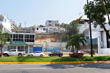 Acapulco, Meksika - 27 Nisan 2024: İnşaat bariyerleri ve devam eden yeniden inşa çalışmaları, Otis Kasırgası 'ndan altı ay sonra Acapulco' nun ana caddesinde hakim oldu