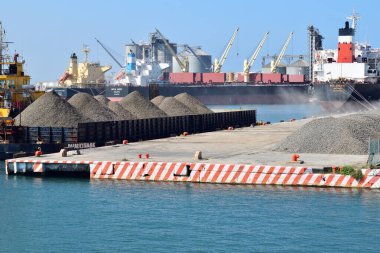 Veracruz limanına büyük bir gemi yanaştı. Önünde bir yığın kaya var. Sahne sakin ve huzurlu, suyla birlikte.