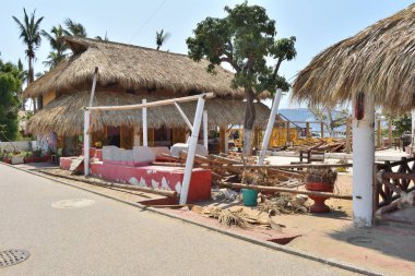 Acapulco, Meksika - 27 Nisan 2024: Tamarindos sahilinin yanındaki restoran Otis Kasırgası 'ndan sonra yıkıldı. Kulübe bir çit ve birkaç saksı bitkisiyle çevrili.
