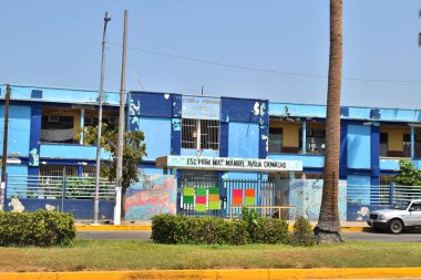 Acapulco, Meksika - 27 Nisan 2024: Manuel Avila Camacho adında bir okul, Otis Kasırgası 'ndan sonra,