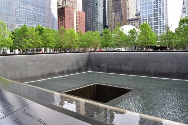 New York, ABD - 13 Mayıs 2023: New York 'taki 11 Eylül Anıtı' nda serin su birikintileri, Dünya Ticaret Merkezi sahasındaki yansıma için resmi bir alan sunuyor.