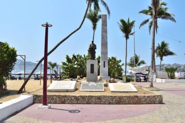 Acapulco, Meksika - 27 Nisan 2024: Japon Meydanı iki heykelin önünde duran bir adam heykeli. Heykeller sahile yakın bir parkta.