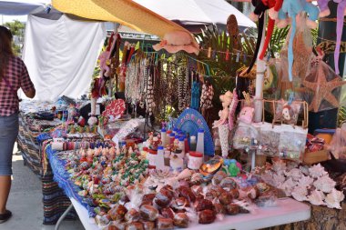 Acapulco, Meksika - 27 Nisan 2024: Guerrero eyaletinden tipik el sanatları ve şekerleme tezgahları