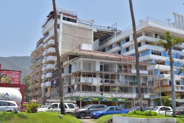 Acapulco, Meksika - 27 Nisan 2024: Acapulco 'da trafik Acapulco' da Otis Kasırgası 'ndan hasar gören binalar